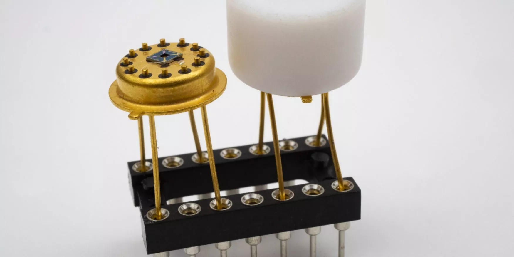 composants électroniques utilisant des matériaux isolants ; electronic components using insulating materials ; elektronische Bauteile, die isolierende Materialien verwenden