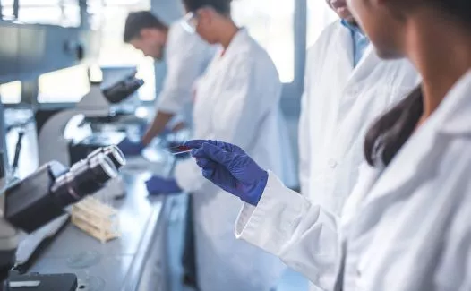 Chimiste avec un échantillon de sang dans un laboratoire de recherche ; Chemist with a blood sample in a research laboratory ; Chemikerin mit einer Blutprobe in einem Forschungslabor