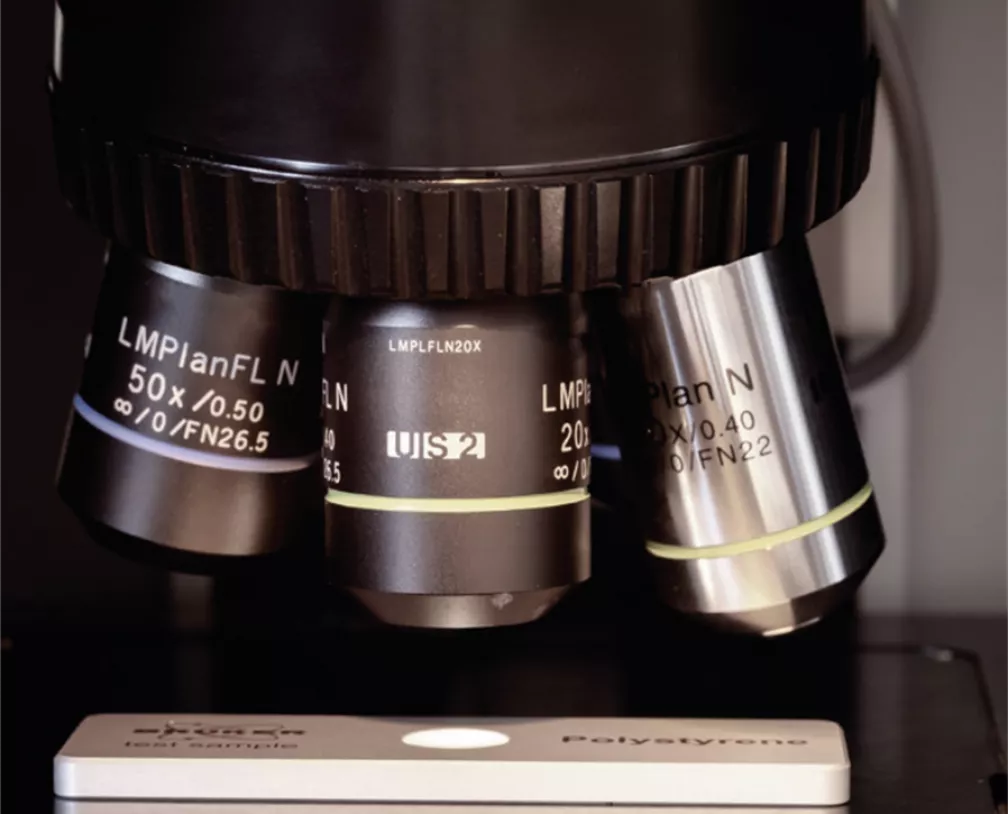 Gros plan d’un microscope de laboratoire utilisé pour la recherche ; Close-up of a laboratory microscope used for research ; Nahaufnahme eines Labormikroskops, das zu Forschungszwecken eingesetzt wird