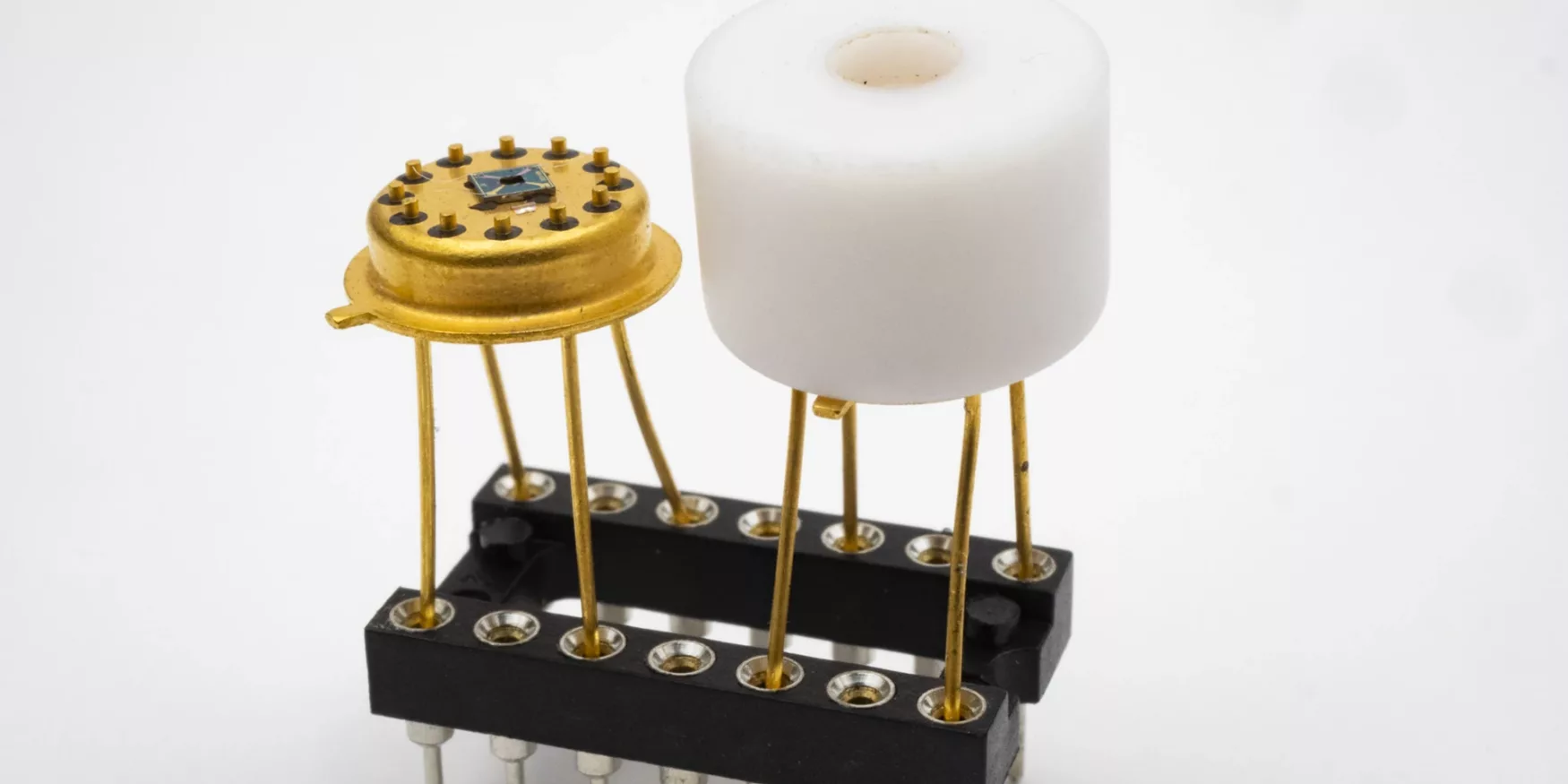 composants électroniques utilisant des matériaux isolants ; electronic components using insulating materials ; elektronische Bauteile, die isolierende Materialien verwenden