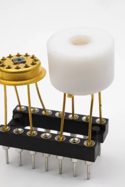 composants électroniques utilisant des matériaux isolants ; electronic components using insulating materials ; elektronische Bauteile, die isolierende Materialien verwenden